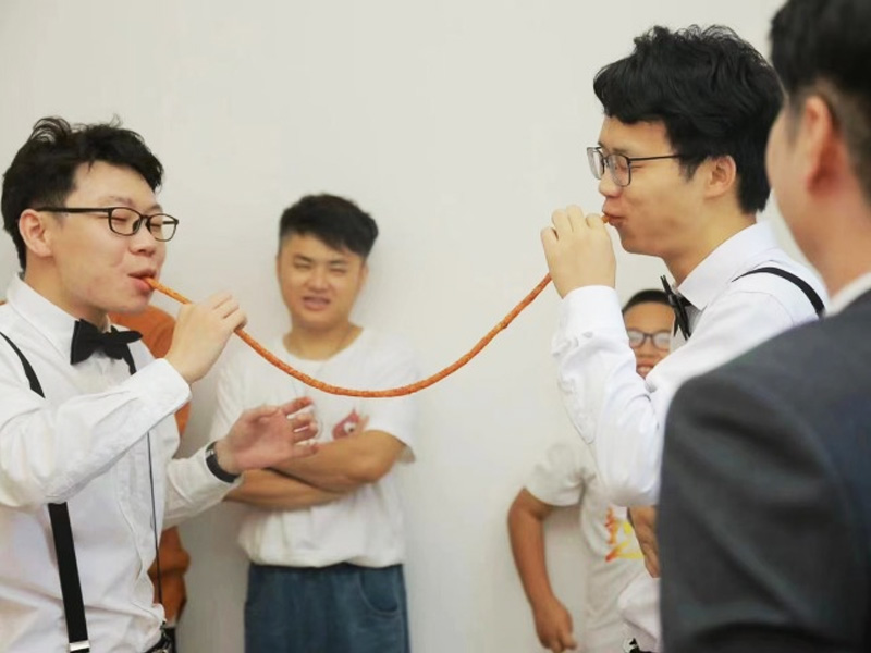 “麻辣王子”推出了5.2米的辣条，作为“接亲闹伴郎”的道具