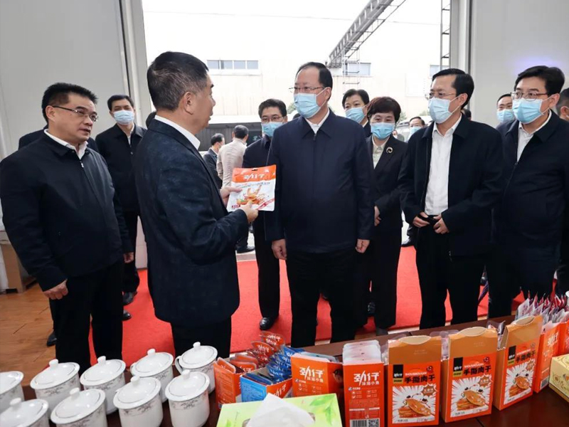 湖南省委副书记、省长毛伟明来到劲仔小鱼智能制造工厂调研