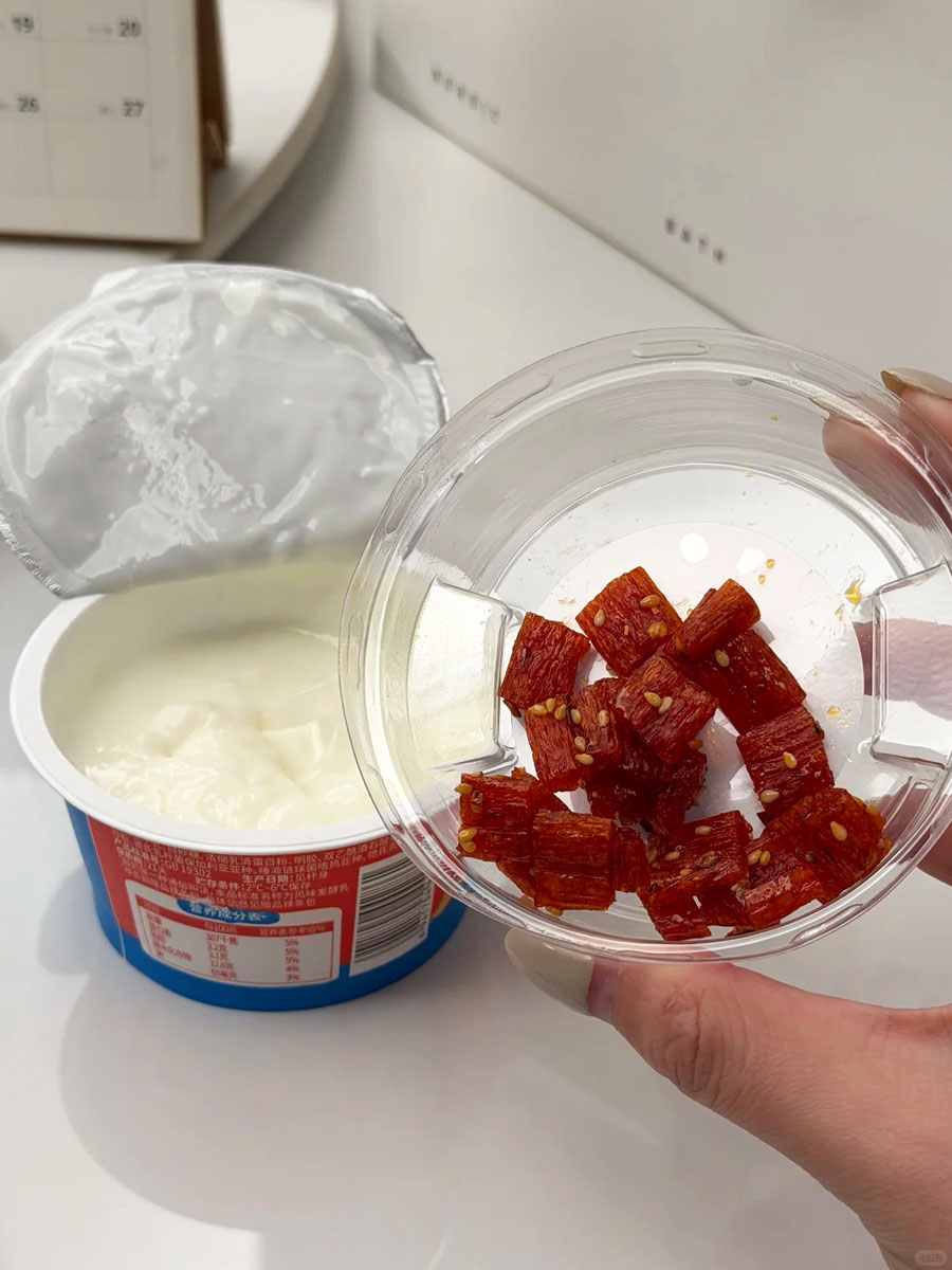 辣条、酸奶搭配吃