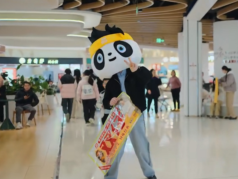 显眼包仔仔在做地推活动