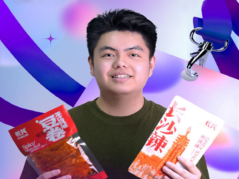 长沙长龙食品有限公司副总经理李仁峰推介公司辣条