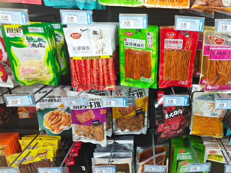 超市辣条墙中的怡冠园火爆辣条