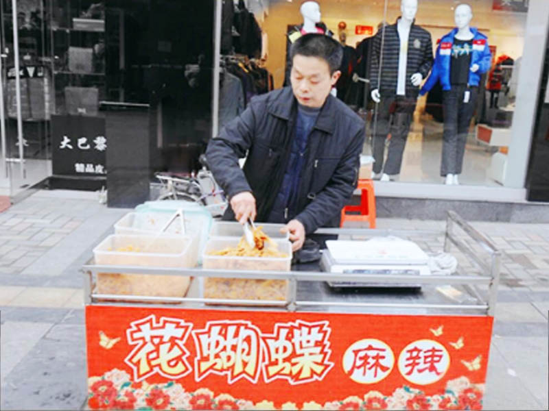 品牌创始人欧阳生忠在街头售卖花蝴蝶麻辣