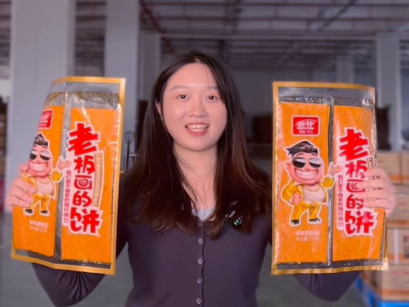 新林食品“厂二代”宣传老板画的饼系列辣条产品