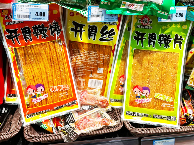商超货架上的大福乐开胃丝/开胃辣棒/开胃辣片产品