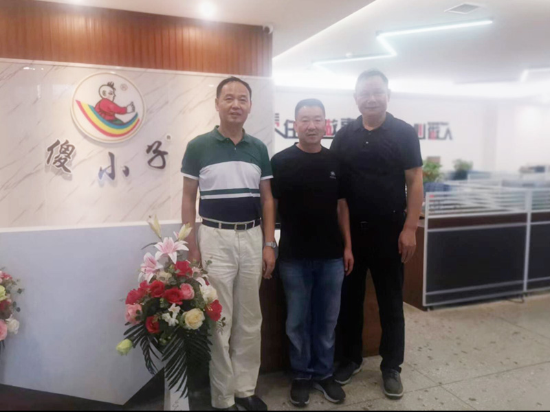 湘潭市傻小子食品有限公司董事长欧阳栋兴接待湖南省休闲食品协会执行会长颜小冬一行