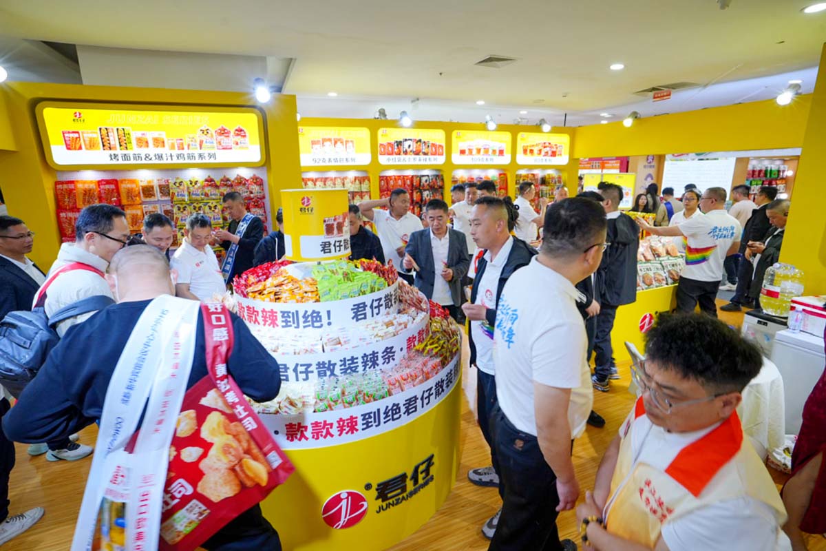 君仔品牌辣条展位企业与客商洽谈