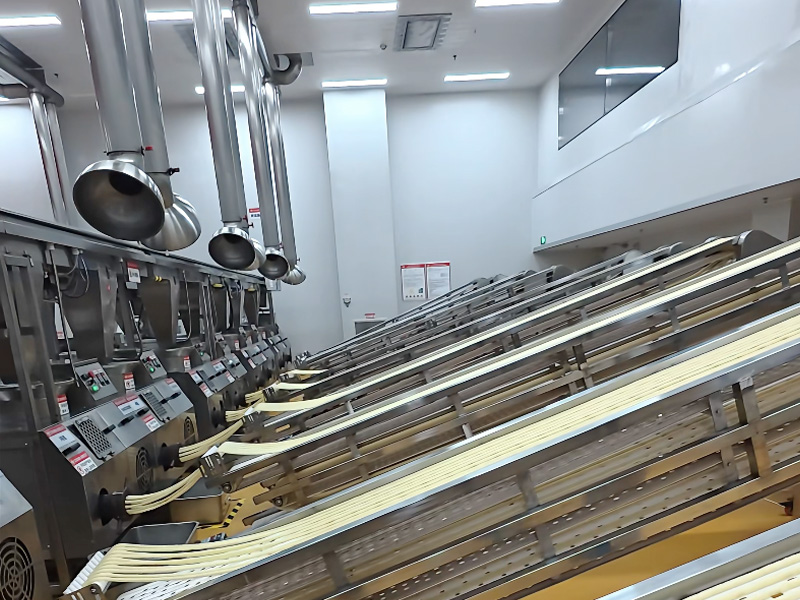 麻辣王子十万级净化车间正在加工辣条食品