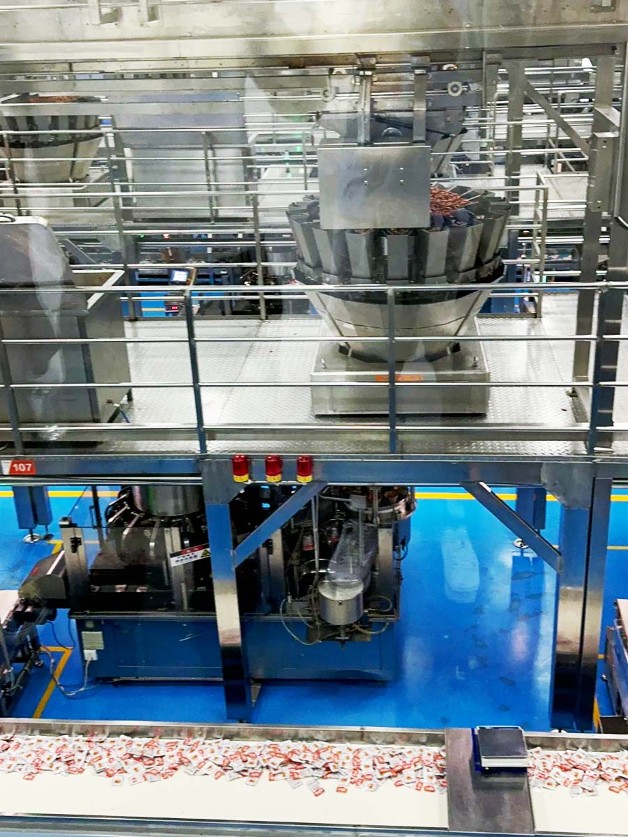 劲仔食品包装车间