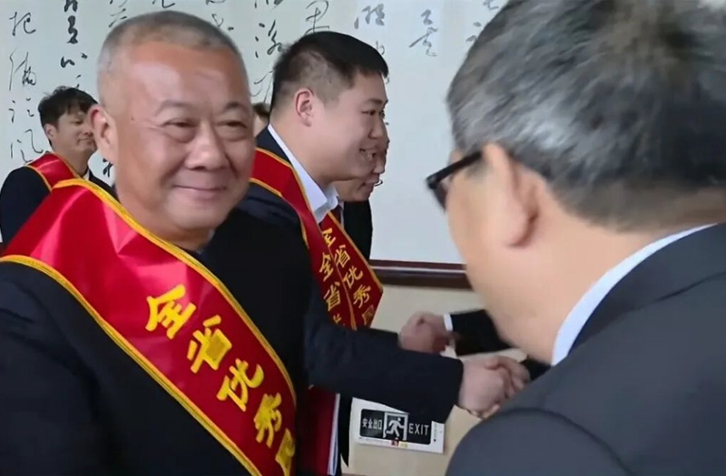 省领导同麻辣王子董事长张玉东握手