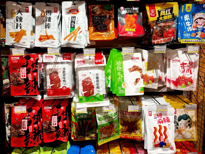 欧洲瑞典超市货架上的中国辣条